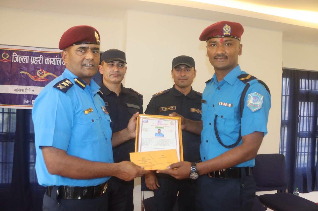 चितवनमा प्रहरी सहायक हवल्दार पवन गिरी ‘पोलिस अफ द मन्थ’ घोषित