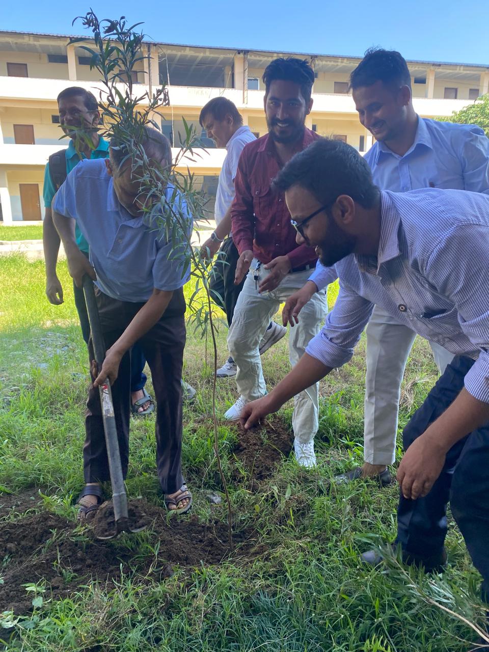 अन्तर्राष्ट्रिय युवा दिवसको अवसरमा वीरेन्द्र बहुमुखी क्याम्पसमा वृक्षरोपण